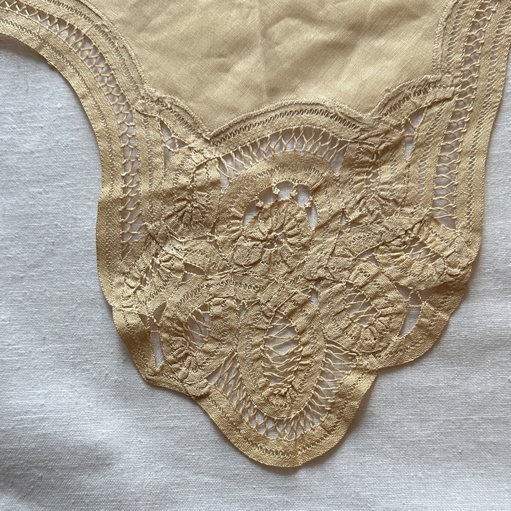 2 Vintage Elegant Lace Table linens gold/yellow